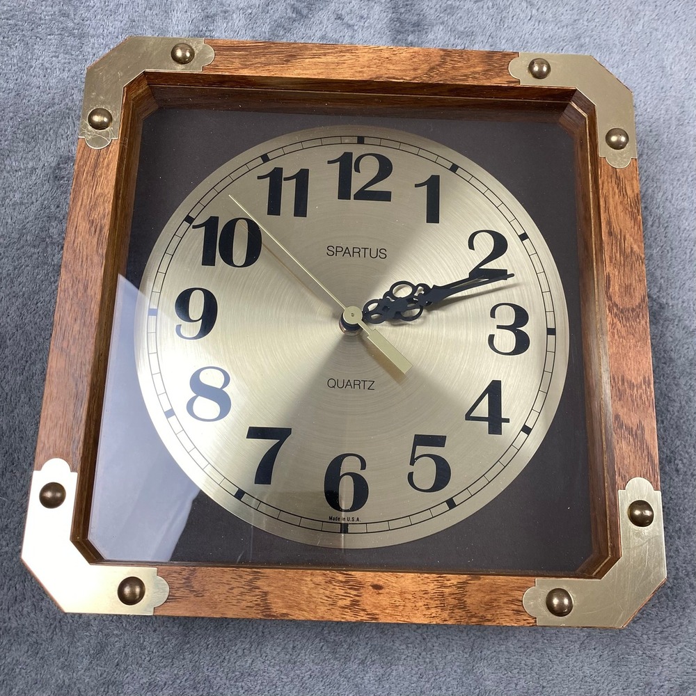 Vtg Spartus  Quartz 11 in Wall Clock Brown Wood Grain Brass Accents 7010